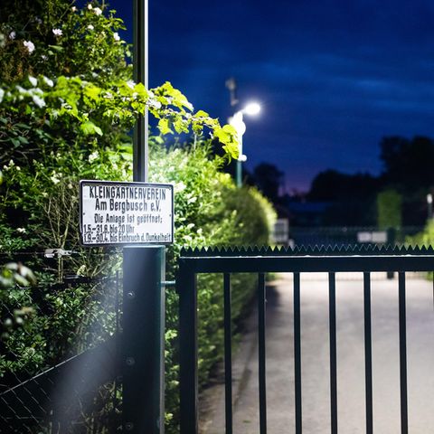Eine Videoüberwachungsanlage steht am Eingangstor der Kleingartenanlage, in der sich eine Gartenlaube befindet