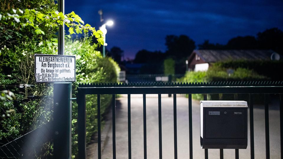 Nach Aufdeckung von Pädophilen-Netzwerk: Polizei rechnet mit Enttarnen neuer Missbrauchsfälle Eine Videoüberwachungsanlage steht am Eingangstor der Kleingartenanlage, in der sich eine Gartenlaube befindet