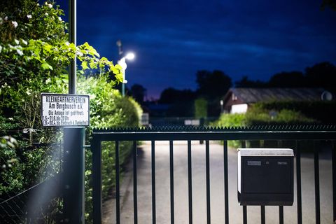 Eine Videoüberwachungsanlage steht am Eingangstor der Kleingartenanlage, in der sich eine Gartenlaube befindet
