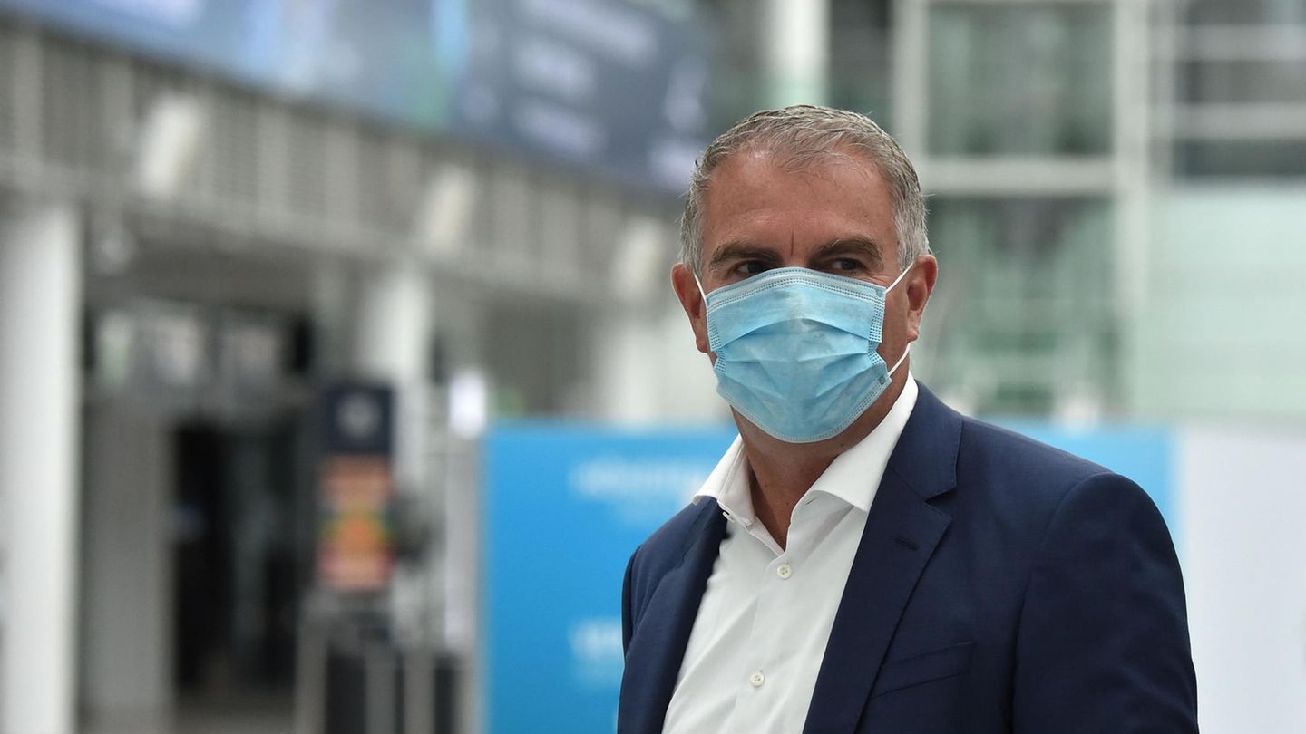Lufthansa-Chef mit Maske: Carsten Spohr am Flughafen München