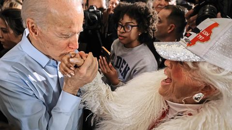 Joe Biden küsst die Hand einer Anhängerin