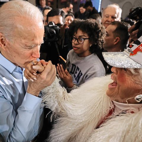 Joe Biden küsst die Hand einer Anhängerin