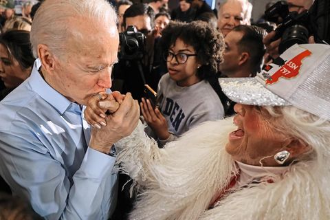 Joe Biden küsst die Hand einer Anhängerin