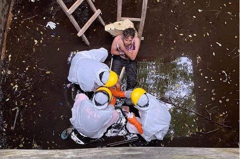 Bali: Der Brite Jacob Roberts wird aus einem Brunnenschacht gerettet