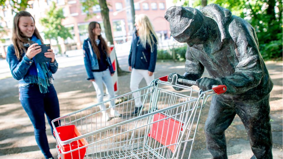 Der Bronzemann in Bremen ist zu einem beliebten Fotomotiv geworden Der Bronzemann in Bremen ist zu einem beliebten Fotomotiv geworden