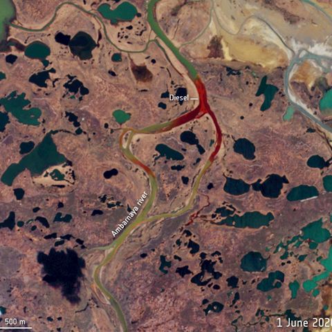Ein Satellitenbild zeigt den Fluss Ambarnaja, nachdem etwa 20.000 Tonnen Dieselöl in das Gewässer gelaufen sind
