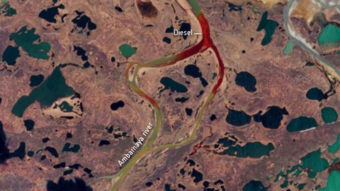 Ein Satellitenbild zeigt den Fluss Ambarnaja, nachdem etwa 20.000 Tonnen Dieselöl in das Gewässer gelaufen sind