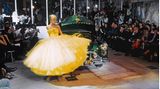 Linda Evangelista bei einer John-Galliano-Schau