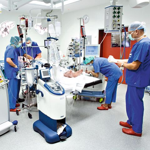 Ärzte operieren einen Leistenbruch. Bei der ­Suche nach der richtigen Klinik können Hausärzte helfen