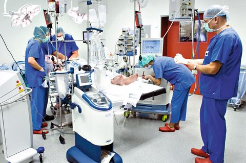 Ärzte operieren einen Leistenbruch. Bei der ­Suche nach der richtigen Klinik können Hausärzte helfen
