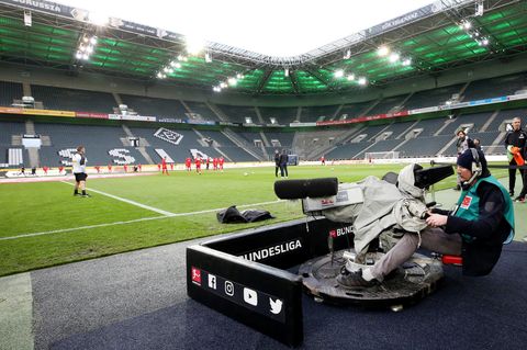 Ein Kameramann ist bereit für das Spiel zwischen Gladbach und Köln