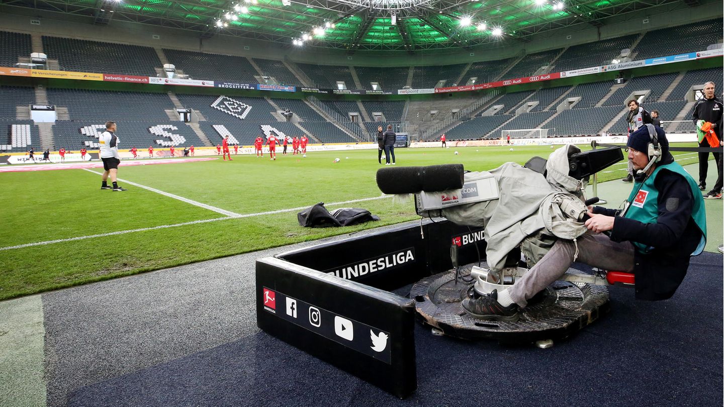 Ein Kameramann ist bereit für das Spiel zwischen Gladbach und Köln