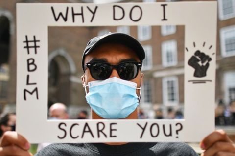 Demonstrant auf Silent-Demo gegen Rassismus