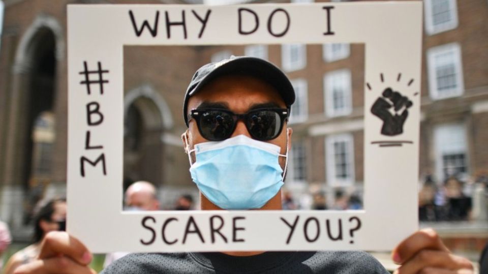 Demonstrant auf Silent-Demo gegen Rassismus
