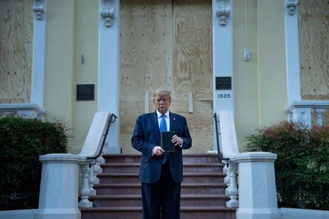 Donald Trump mit Bibel in der Hand vor verrammelter Tür von St. John's