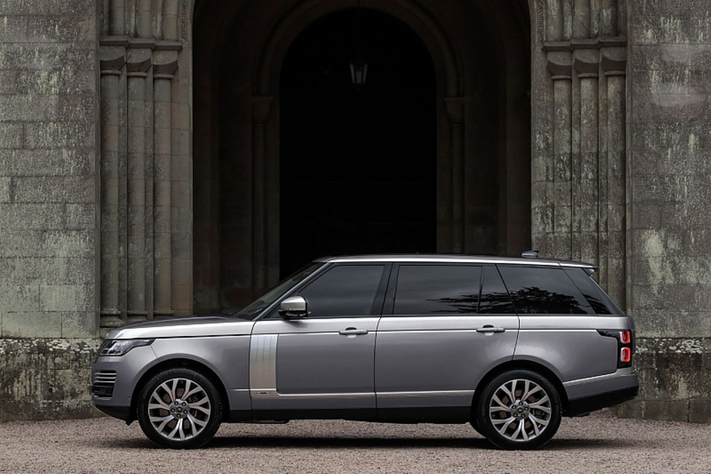 Der Range Rover P400 MHEV ist mit dem normalen Radstand genau fünf Meter lang