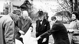 Ein Blick zurück: Willy Boesiger, Adolf Wasserfallen, Le Corbusier, Pierre Zbinden und Heidi Weber bei der Besichtigung der künftigen Baustelle des Centre Le Corbusier im November 1960.