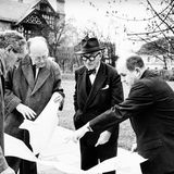 Ein Blick zurück: Willy Boesiger, Adolf Wasserfallen, Le Corbusier, Pierre Zbinden und Heidi Weber bei der Besichtigung der künftigen Baustelle des Centre Le Corbusier im November 1960.