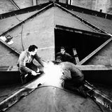 Im Winter 1965/66: Schweißer beim Zusammenfügen der Dachelemente für den Pavillon Le Corbusier in Zürich.