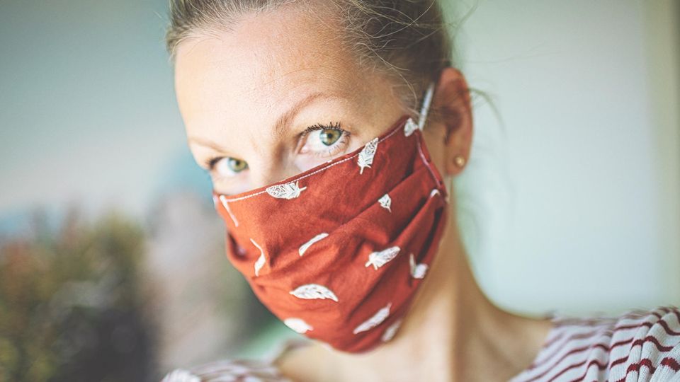 Coronavirus: Eine Frau trägt eine Alltagsmaske