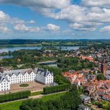Plöner See in Schleswig-Holstein: Schwimmen mit Schloss  Um in der Schweiz zu schwimmen, stilecht mit Ausblick auf Schloss und Segelboote, muss man gar nicht das Land verlassen: In der holsteinischen Schweiz lockt mit dem Großen Plöner See der größte See Schleswig-Holsteins. Die Sportler treffen sich bei Schloss Ascheberg zum Surfen oder Segeln, seine Ruhe hat man eher am Koppelsberg, Familien kommen am Südwestufer in Dersau auf ihre Kosten.