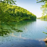 Schmale Luzin in Mecklenburg-Vorpommern: Wo sich Otter und Adler wohlfühlen  Der Naturpark Feldberger Seenlandschaft liegt im Südosten des Bundeslandes: Bei der Schmalen Luzin handelt es sich um einen sogenannten Rinnsee, also eine ehemalige Rinne für Schmelzwasser. Das erklärt sein ungewöhnliches Aussehen: Der See ist sehr lang, schmal und tief. Ein weiteres Merkmal des Sees ist die handbetriebene Fähre, die den Ort Feldberg mit dem Ortsteil Hullerbusch verbindet Drei Badestellen gibt es: eine am Nordufer, den FKK-Strand am Westufer sowie die Badestelle im Ort Carwitz.
