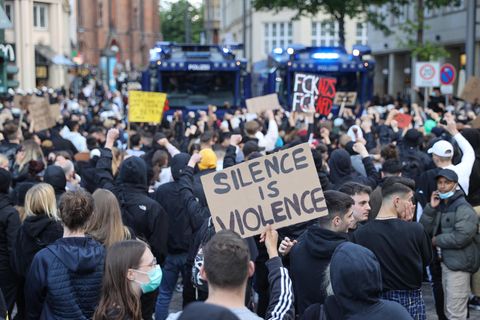 In Deutschland demonstrierten so wie hier in Hamburg zuletzt zehntausende Menschen gegen Rassismus