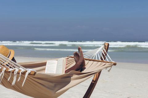 Gute Urlaubslektüre gehört im Sommerurlaub genauso in den Koffer wie die Sonnencreme
