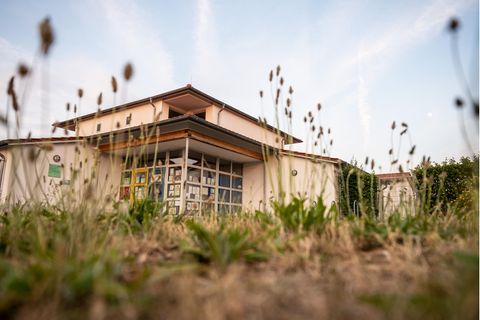 Nordrhein-Westfalen, Viersen: Gräser wachsen vor der städtischen Kindertagesstätte (Kita)
