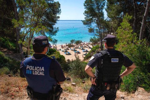 Die Polizei überwacht die Cala Comtesa, eine Bucht südwestlich von Palma de Mallorca