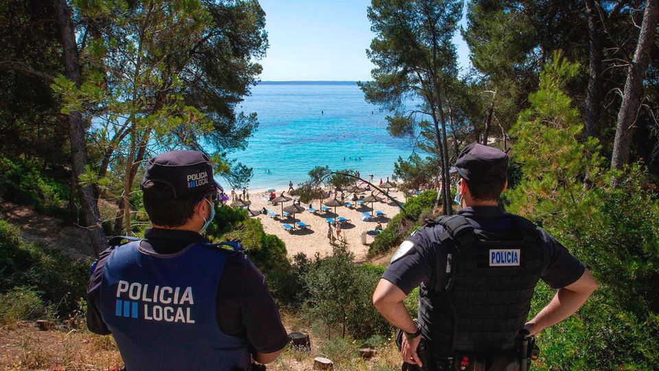 Die Polizei überwacht die Cala Comtesa, eine Bucht südwestlich von Palma de Mallorca