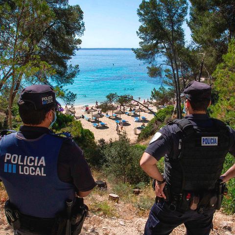Die Polizei überwacht die Cala Comtesa, eine Bucht südwestlich von Palma de Mallorca