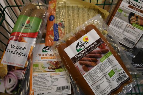 Vegane Lebensmittel im Einkaufswagen
