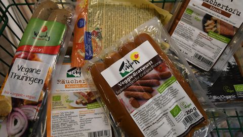 Vegane Lebensmittel im Einkaufswagen