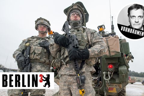 Bayern, Hohenfels: US-Soldaten stehen auf dem Truppenübungsplatz vor einem Stryker-Panzer