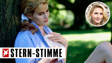 Mädchen lehnt mit Brief an Baum