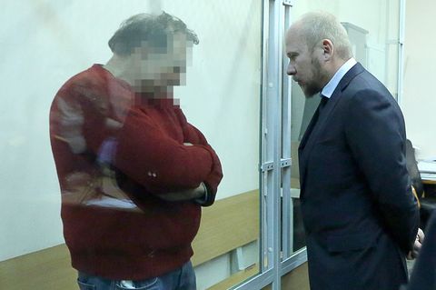 Der Angeklagte und sein Rechtsanwalt unterhalten sich bei einer Gerichtsverhandlung (2019)