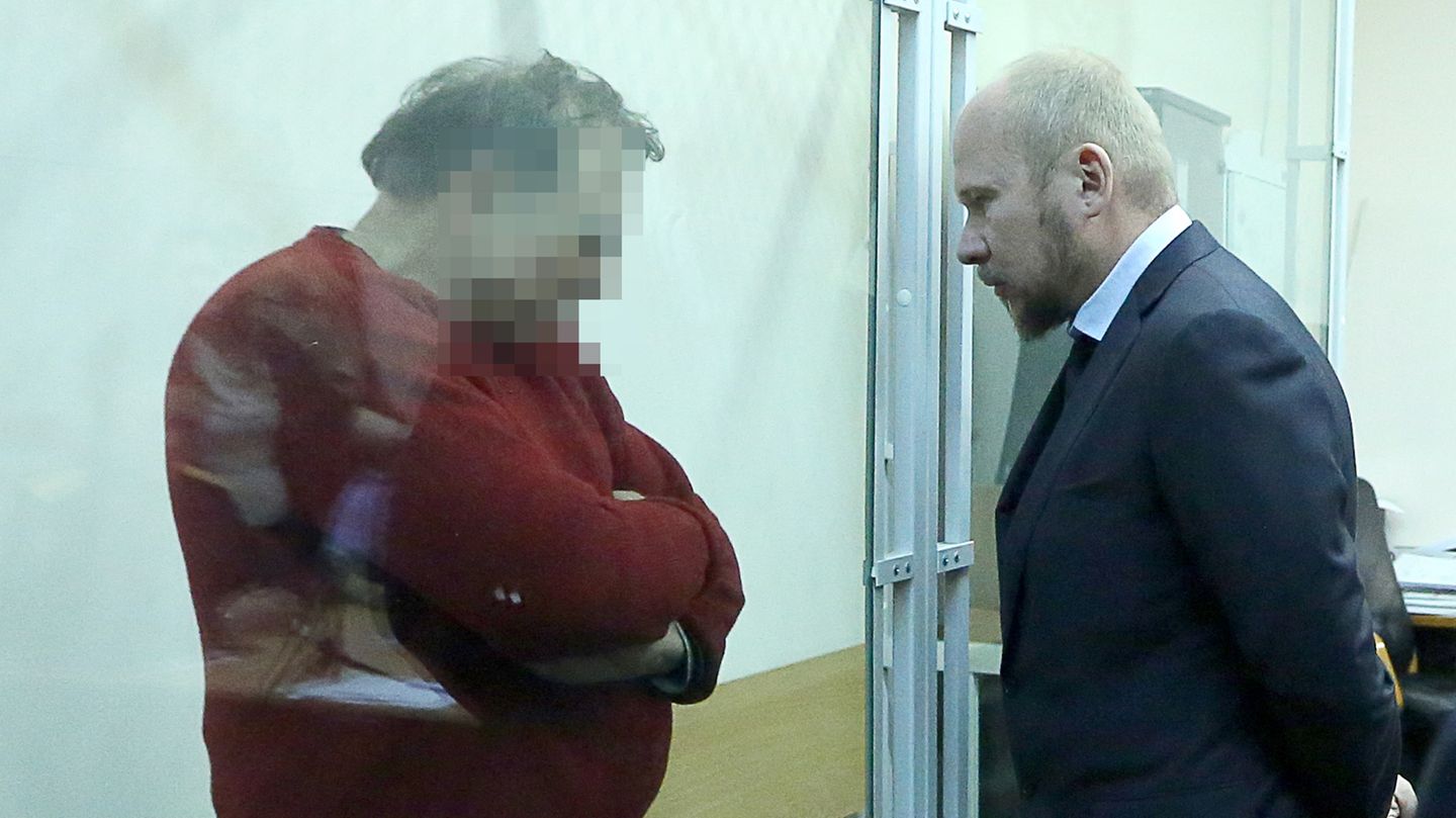 Der Angeklagte und sein Rechtsanwalt unterhalten sich bei einer Gerichtsverhandlung (2019)