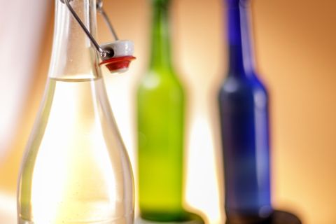 Schnapsbrennerei Flaschen als Symbolfoto für Schnapsbrennerei