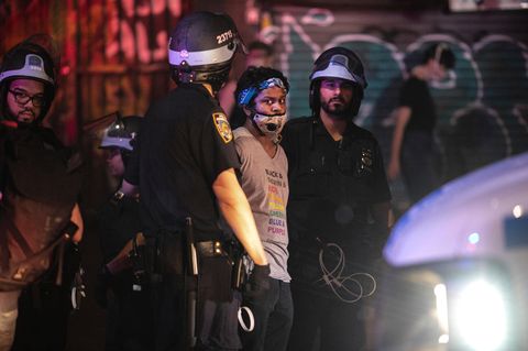 Polizisten in New York nehmen einen Demonstranten fest