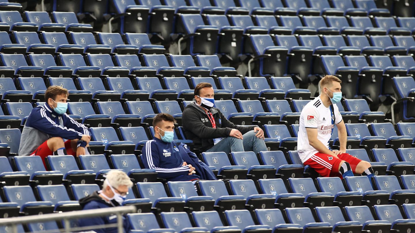 Hamburger Ersatzspieler beim Spiel gegen Holstein Kiel auf der Tribüne des Volksparkstadions