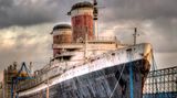 Das Schiff fest verteut an der Kaimauer