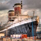 Das Schiff fest verteut an der Kaimauer