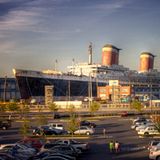 Parkplatz mit der "SS United States" im Hintergrund