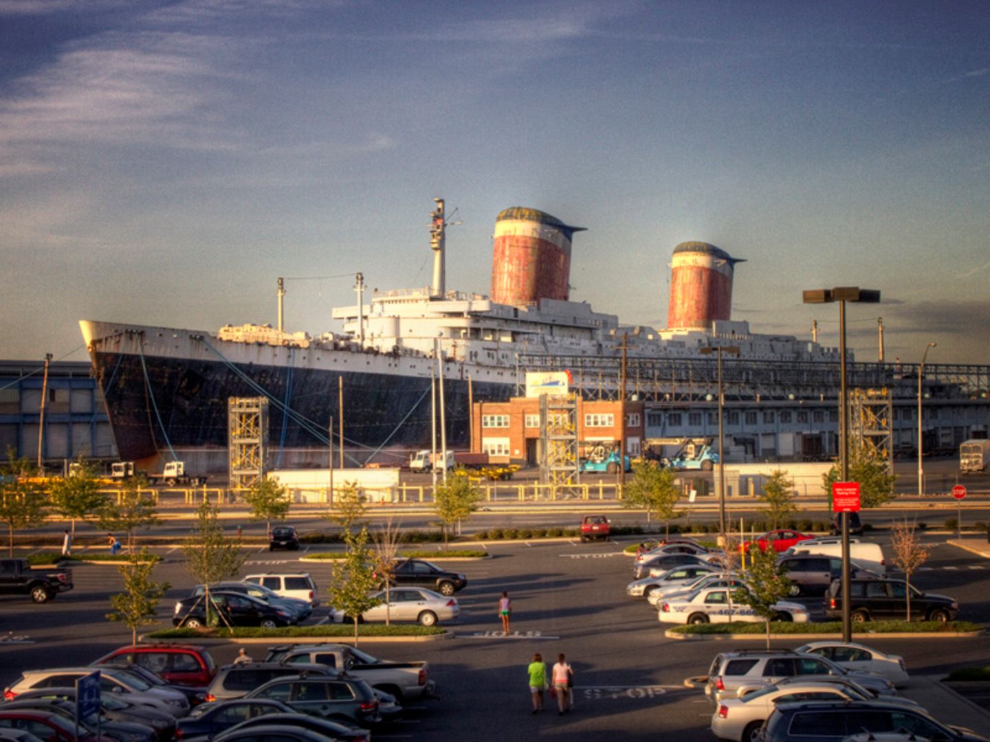 Parkplatz mit der "SS United States" im Hintergrund