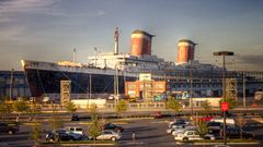 Parkplatz mit der "SS United States" im Hintergrund