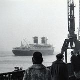 Die "SS United States" hat gedreht und fährt Richtung Wesermündung