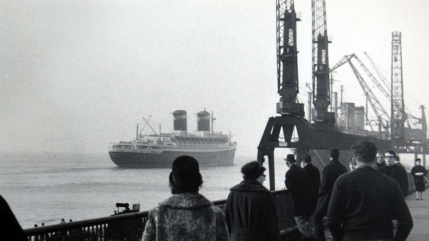 Die "SS United States" hat gedreht und fährt Richtung Wesermündung