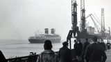 Die "SS United States" hat gedreht und fährt Richtung Wesermündung