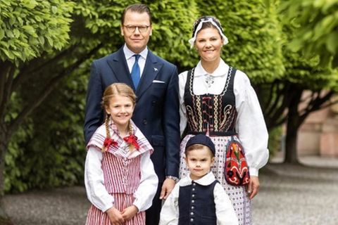 Die schwedische Königsfamilie in Tracht am Nationalfeiertag.